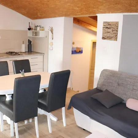Otok Pasman-kamena Kucica Muscet *